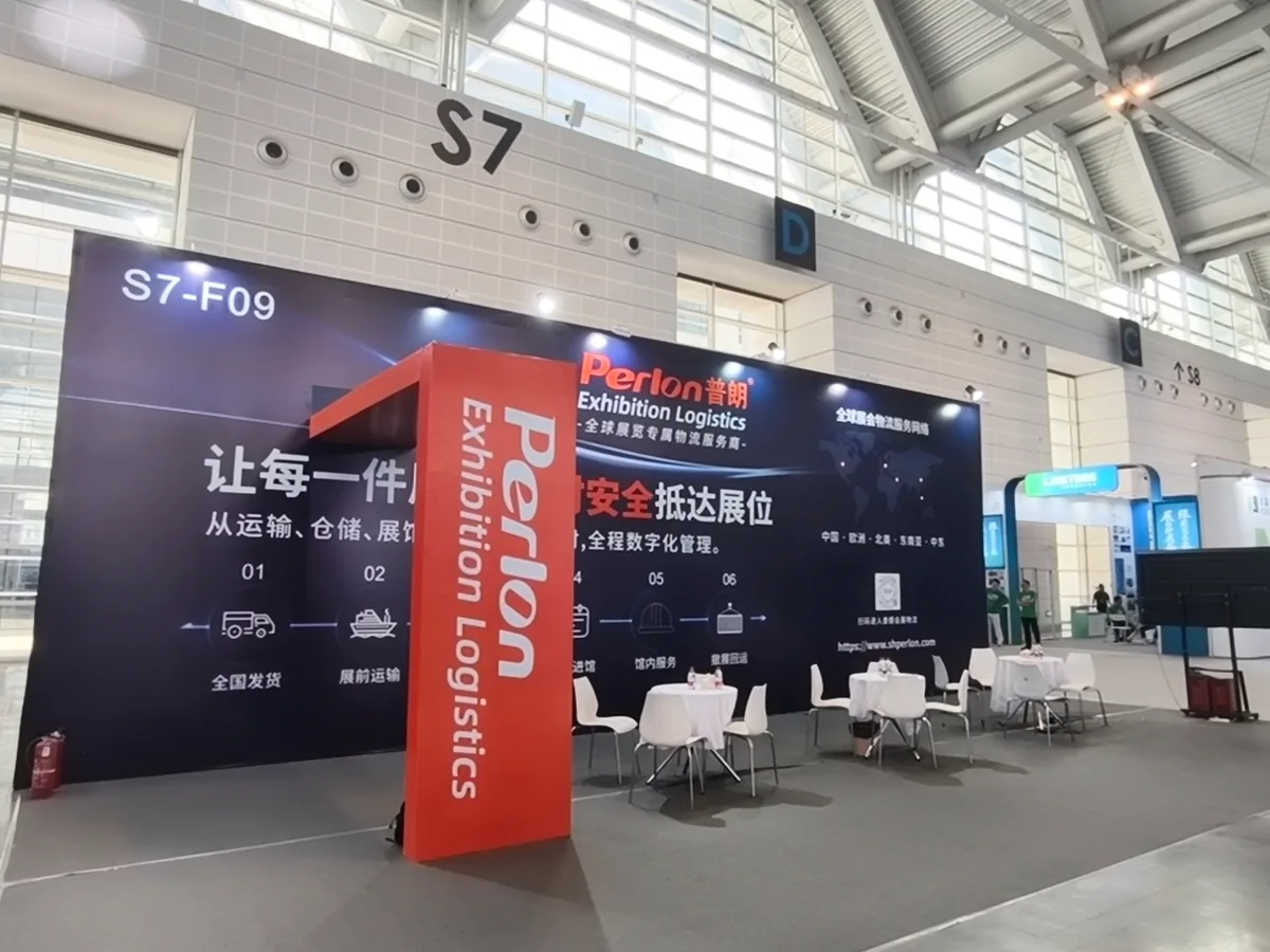 Perlon’s S7-F09 booth displays transport, advance storage, move-in, on-site and return shipping services.