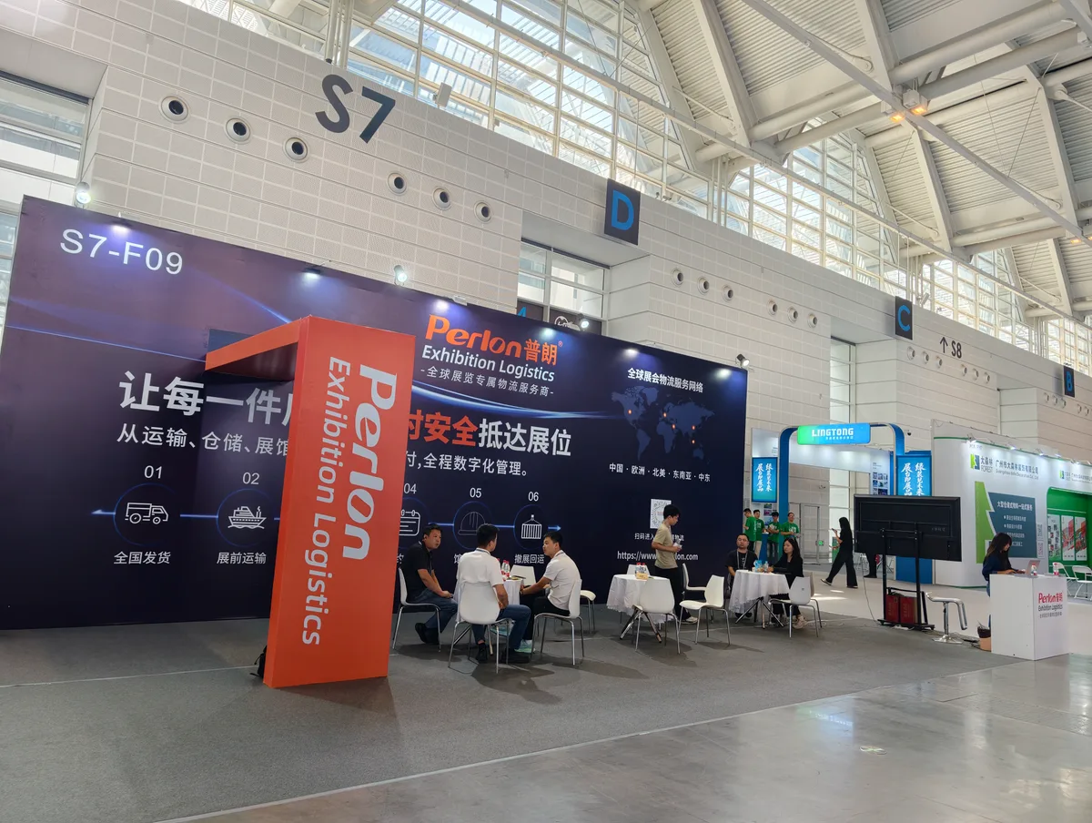 Conversations between the Perlon team and visitors in the meeting area at Booth S7-F09.