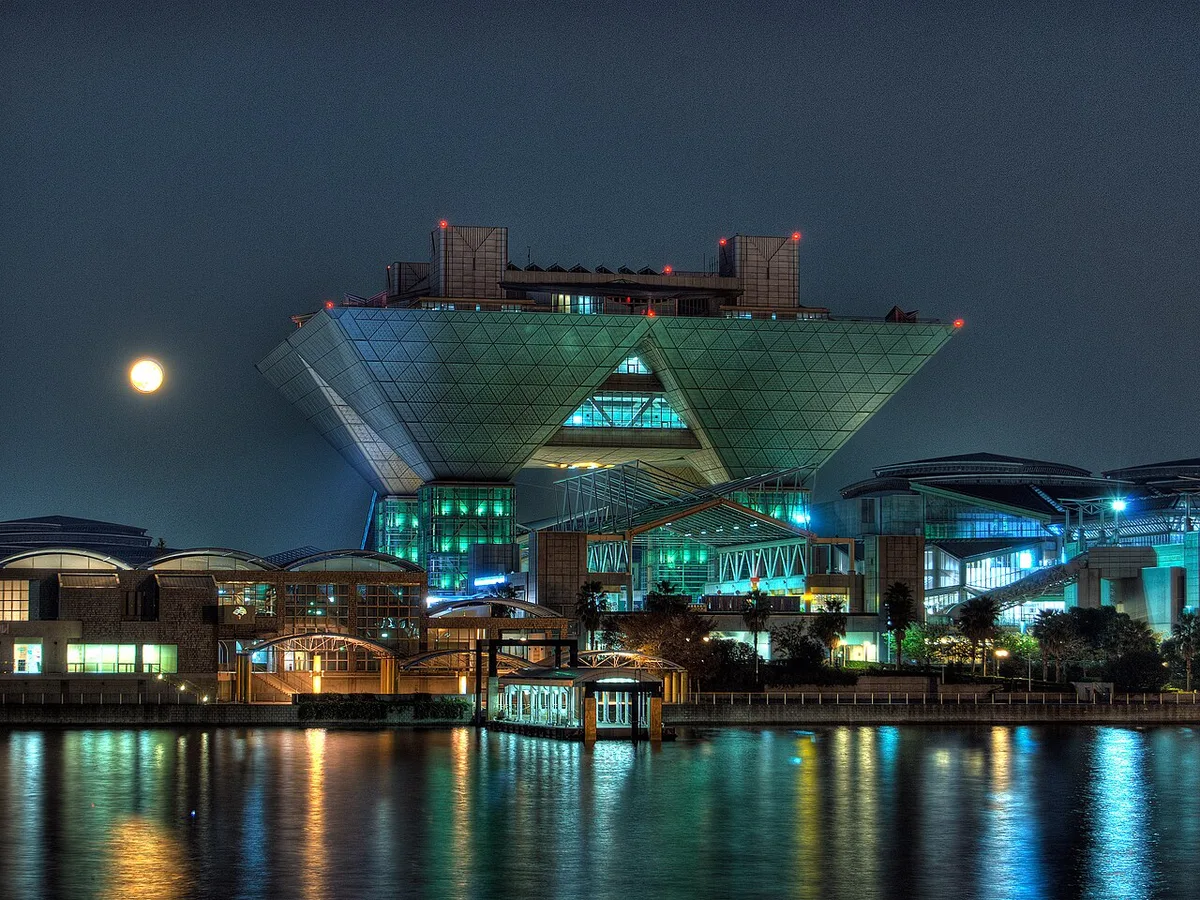 东京国际展示场会议楼夜景